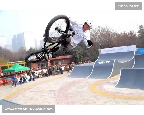 BMX自由式小轮车赛选手曲面赛道腾跃旋转，高难度动作引观众惊呼